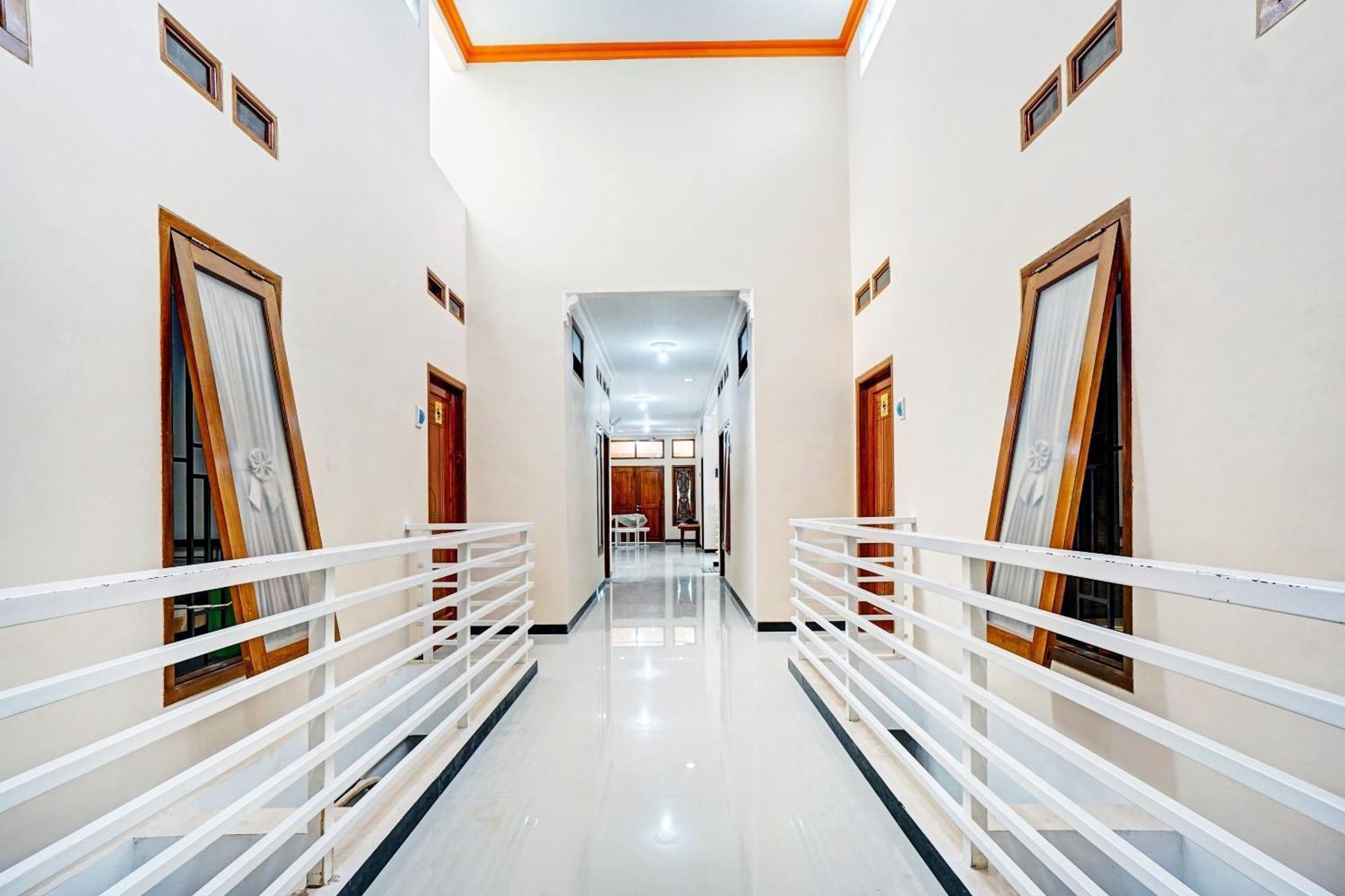 Avisha Guest House Syariah مالانغ المظهر الخارجي الصورة